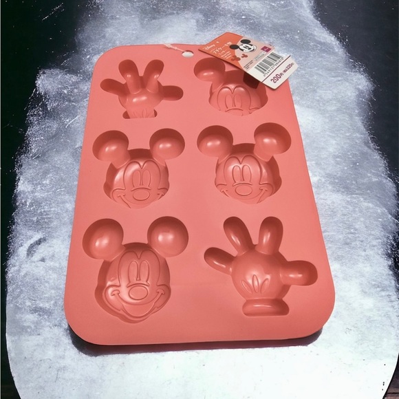 π₯π₯2/$12π₯π₯ Disney Mickey Mouse and Minnie Mouse Silicone Molds ONE NWT - Picture 1 of 3